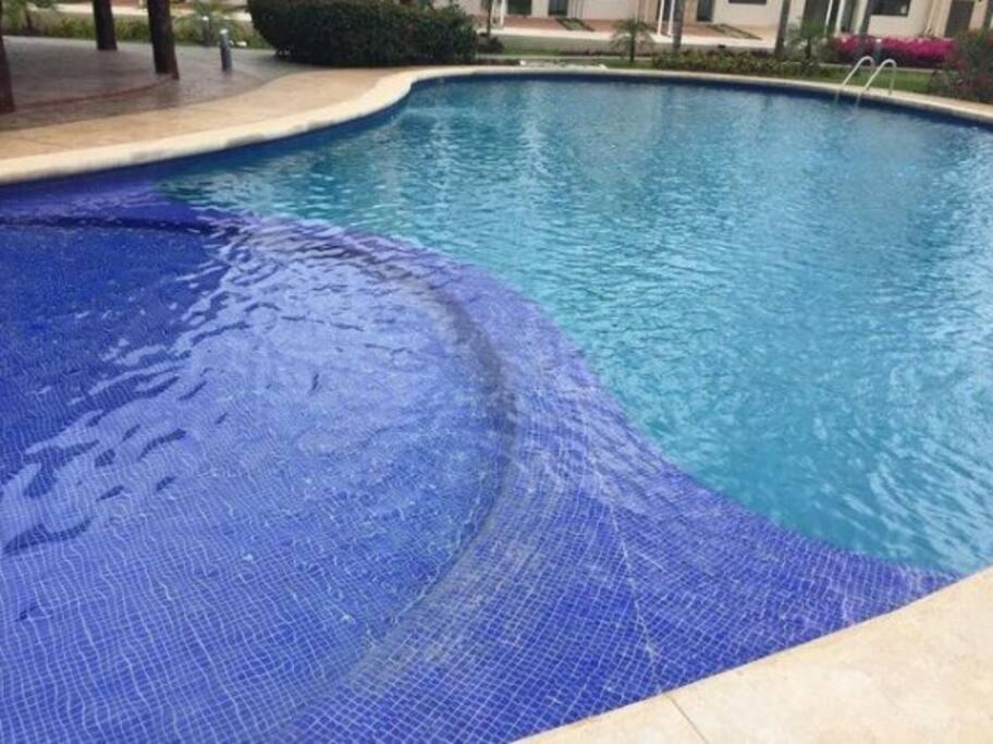Great Cheerful 2 Bedroom House With Pool And Сasa de vacaciones *